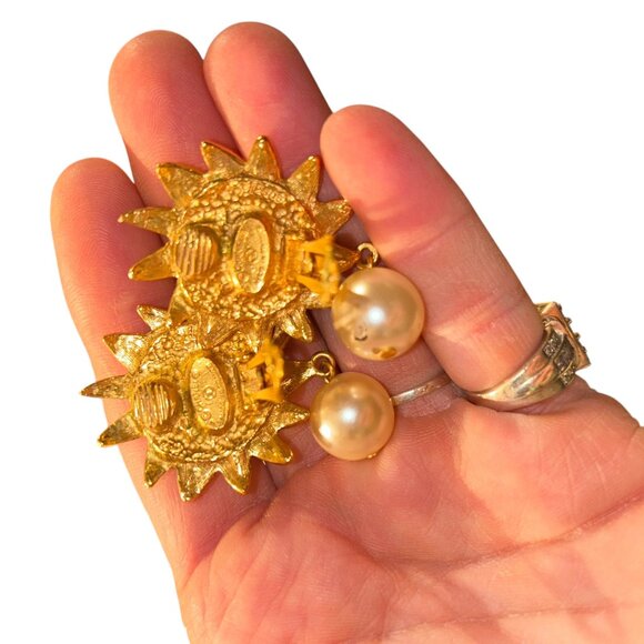 Chanel Paris FRANCE 80s 90s 24 K Gold Sun White Faux Pearl Dangle Clip E… - Picture 6 of 9